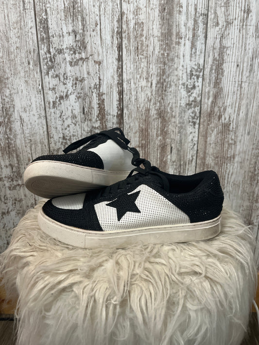 Black star and white tennis shoes women’s 9 $8