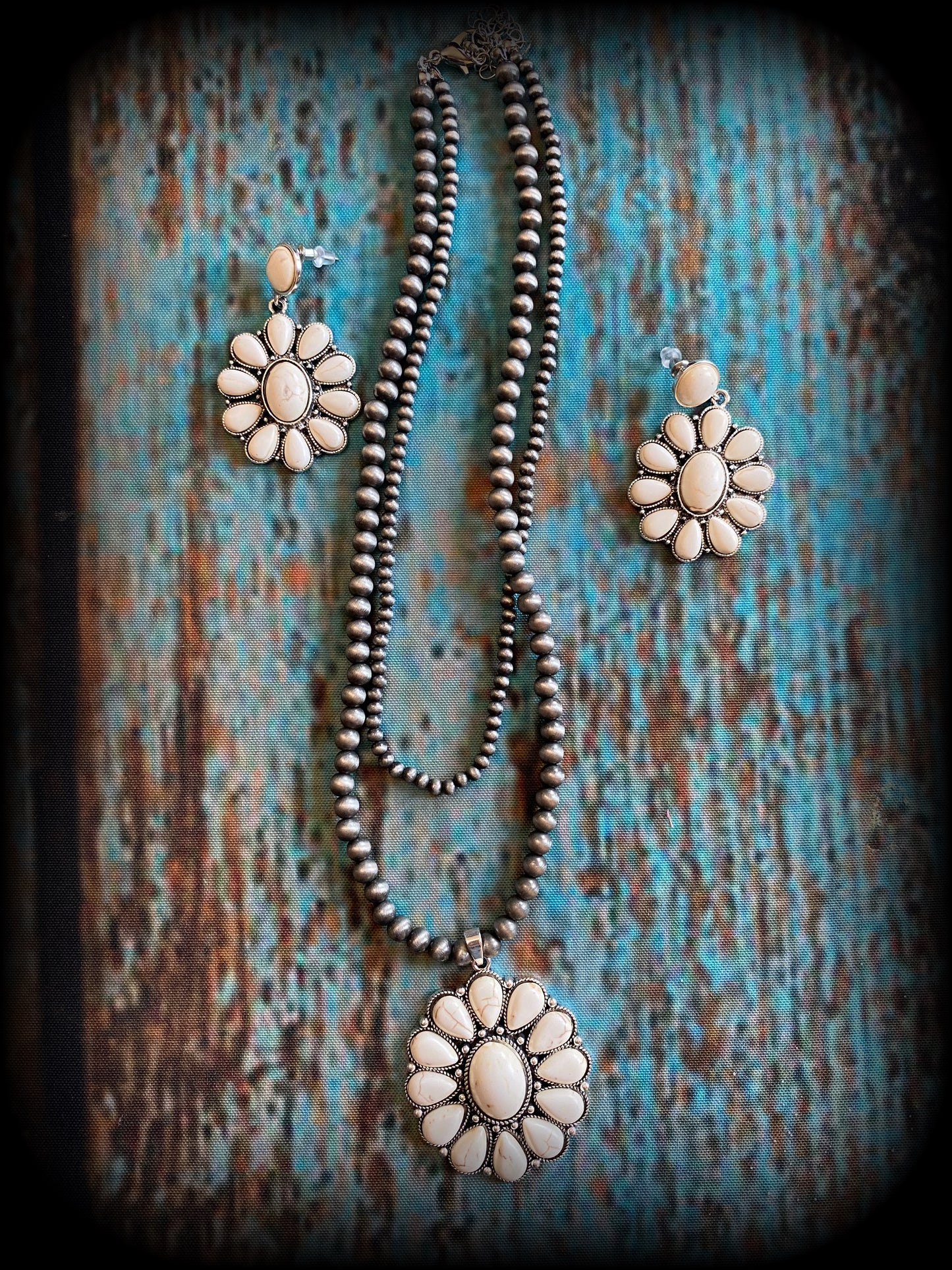 White necklace with earrings New